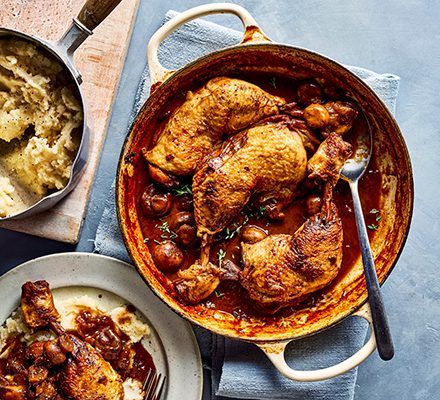 Frango na caçadora numa panela