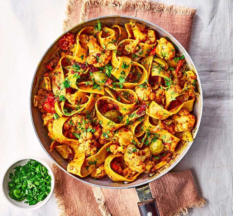 Massa com azeitonas couve-flor e harissa