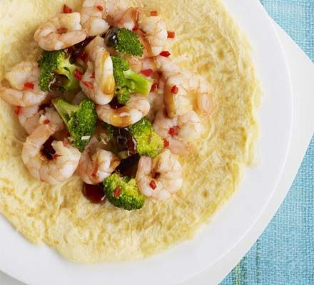 Omelete de camarão e brócolos