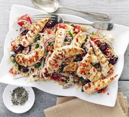 Frango grelhado com salada grega de quinoa