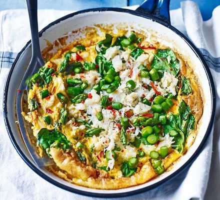 Omelete de caranguejo e aspargos