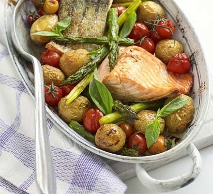 Salmão com aspargos assado