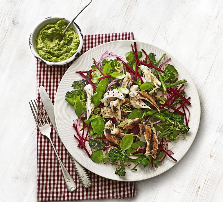 Salada de frango, brócolis e beterraba com pesto de abacate