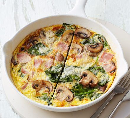 Omelete de fiambre, cogumelos e espinafres