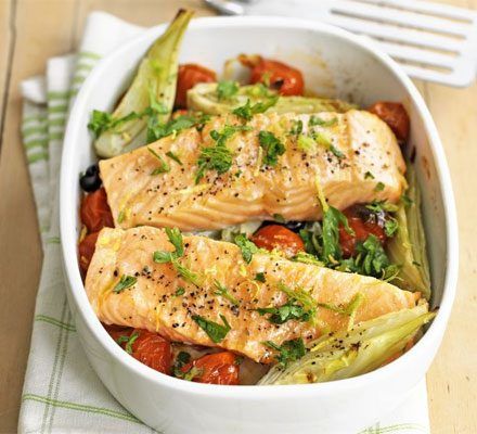 Salmão assado com funcho e tomates