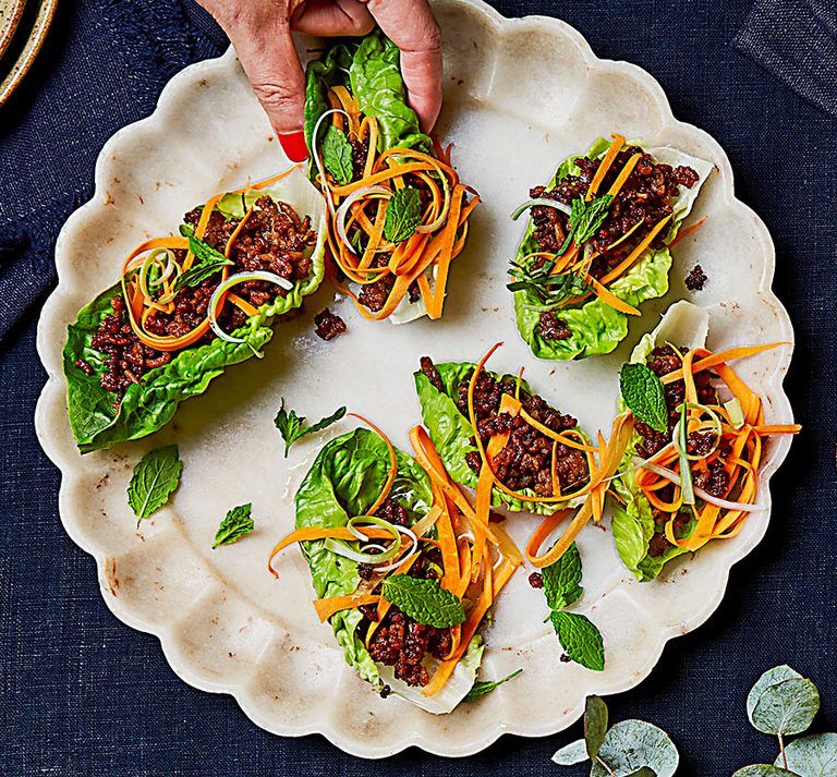 Wraps de alface com carne de porco e pimenta