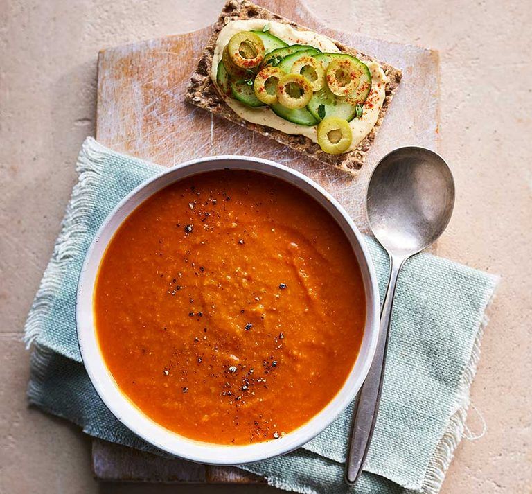 Sopa de tomate & biscoitos de hummus