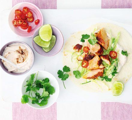 Tacos de salmão grelhado com iogurte e limão.