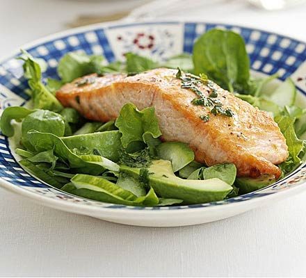 Salada de salmão, abacate e pepino