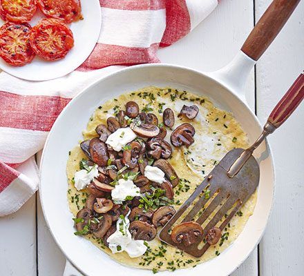 Omelete de cogumelos e manjericão com tomate amassado