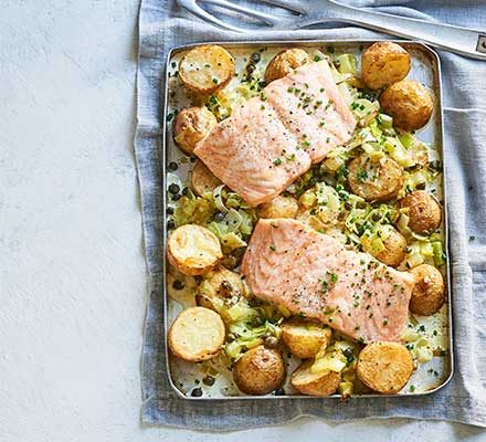 Assado cremoso de salmão, alho-francês e batata