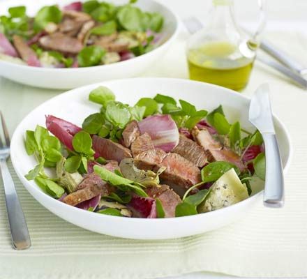 Bifes de cordeiro com salada de alcachofra