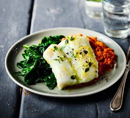 Bacalhau assado com ervas e alho e espinafre